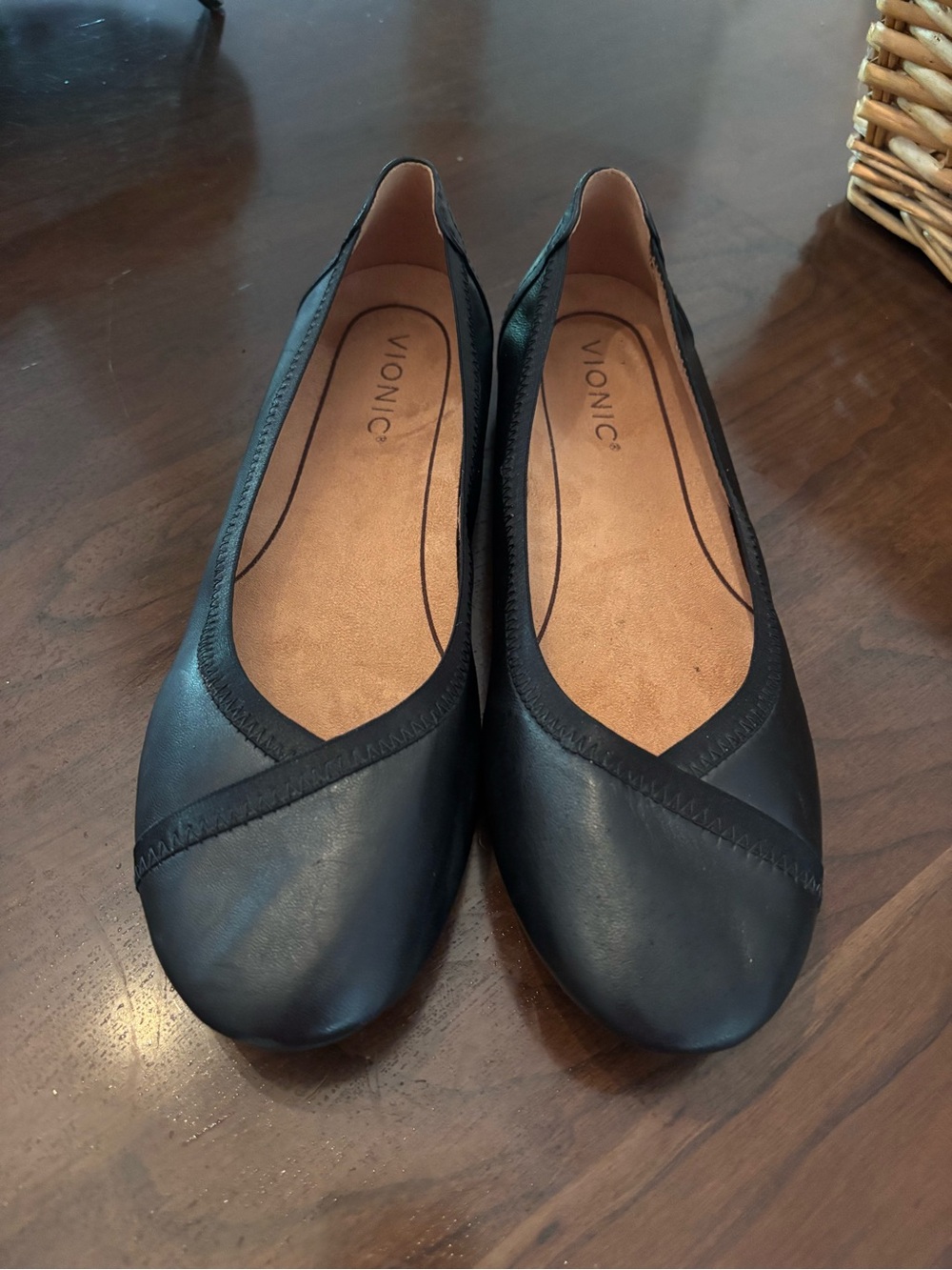 Vionic Black Leather Women's Ballet Flats with Diagonal Stitch